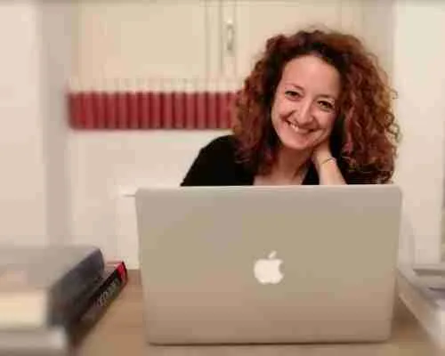 foto di FRANCESCA GAGLIANO davanti al computer